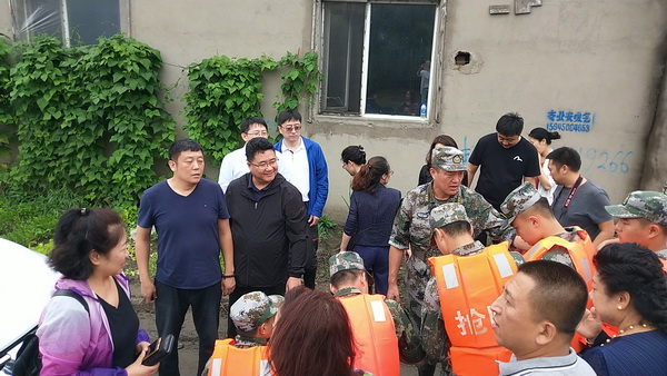 20190820365bet娱乐官网_线上365bet体育_bt365网上娱乐道外四支部抗洪活动--现场-大 - 复件.jpg