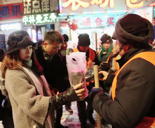 1577237630276180.jpg 20191213365bet娱乐官网_线上365bet体育_bt365网上娱乐哈尔滨市香坊十三支部慰问环卫工人--送慰问品.jpg